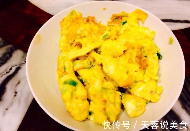 炒鸡蛋你真的会做吗教大家一个小秘方，炒出来的鸡蛋又嫩又蓬松