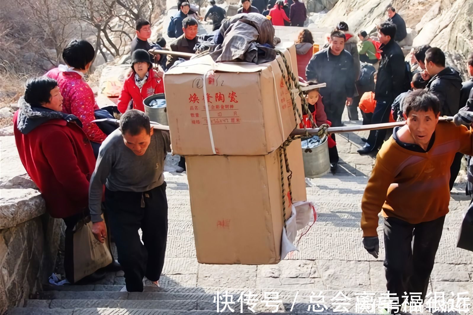 景区|为何泰山不禁止“挑山夫”？听听当地人的回答，原因很实在