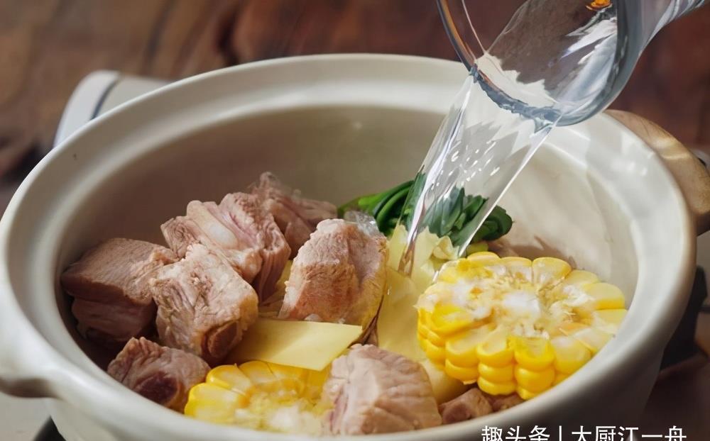 赶紧|炖排骨时,记住“3不放”,排骨汤鲜味浓无腥味,赶紧告诉家里人