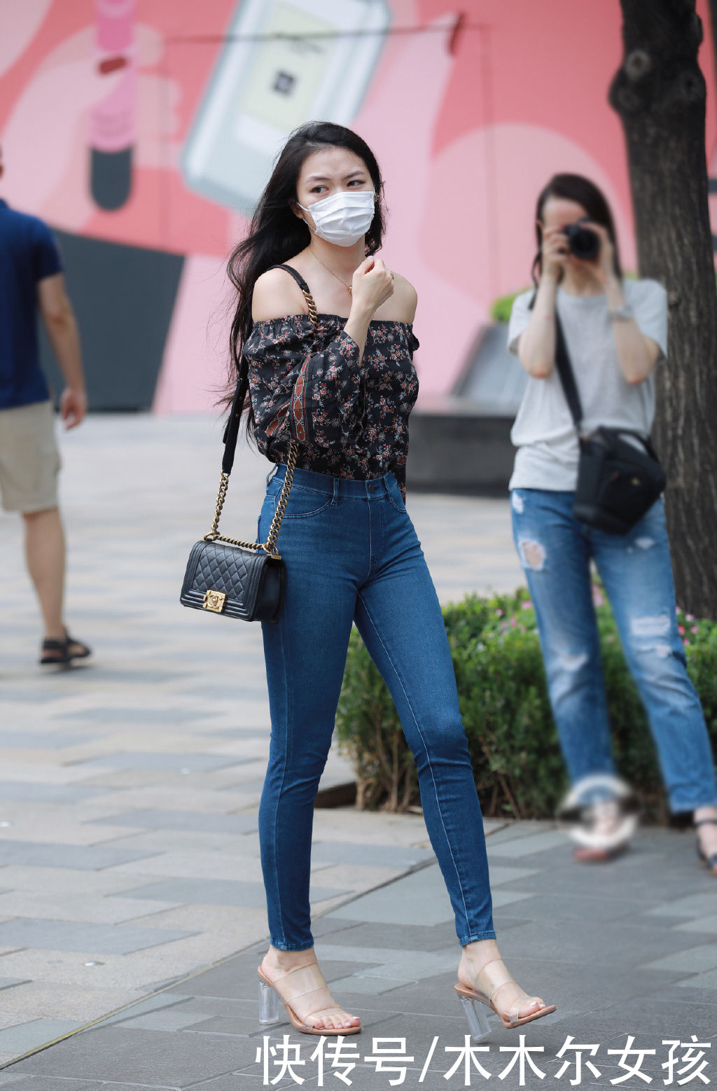 穿搭|牛仔裤款式简约又百搭,夏日出行选择它,穿出休闲有型美出时尚感