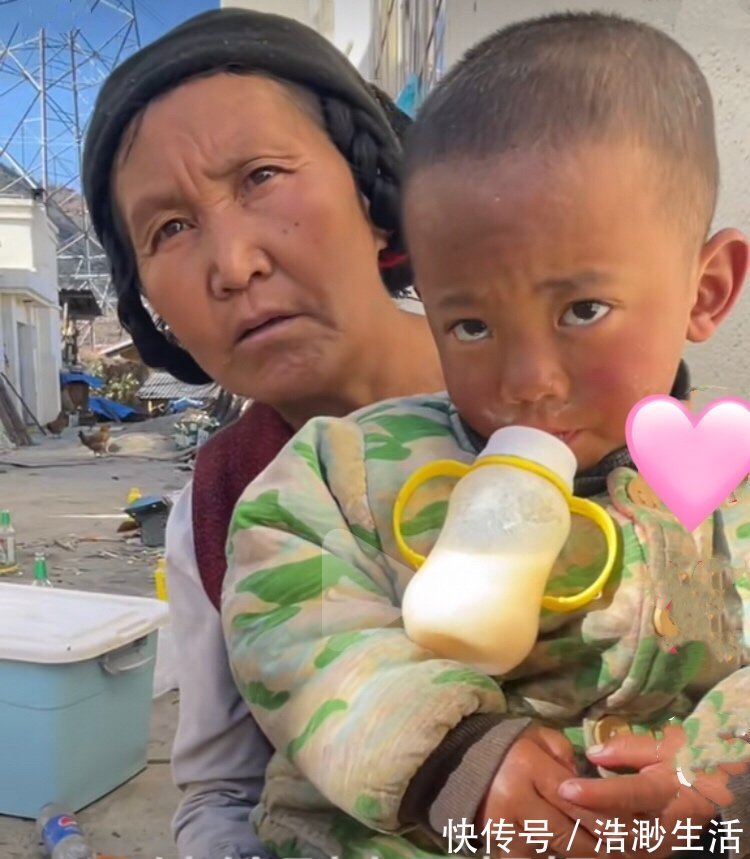 妈妈|2岁没妈男孩，大冬天光着脚，奶奶：太想妈妈时就让姑姑抱抱他