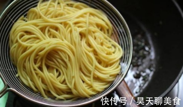 黄瓜|做凉面，煮熟后不要泡冷水，学会2招，面条爽滑筋道，又香又入味