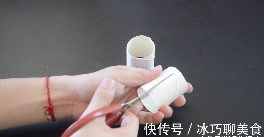 把卷纸筒粘在垃圾桶是上, 这个作用太神奇了, 解决了很多家庭的烦恼