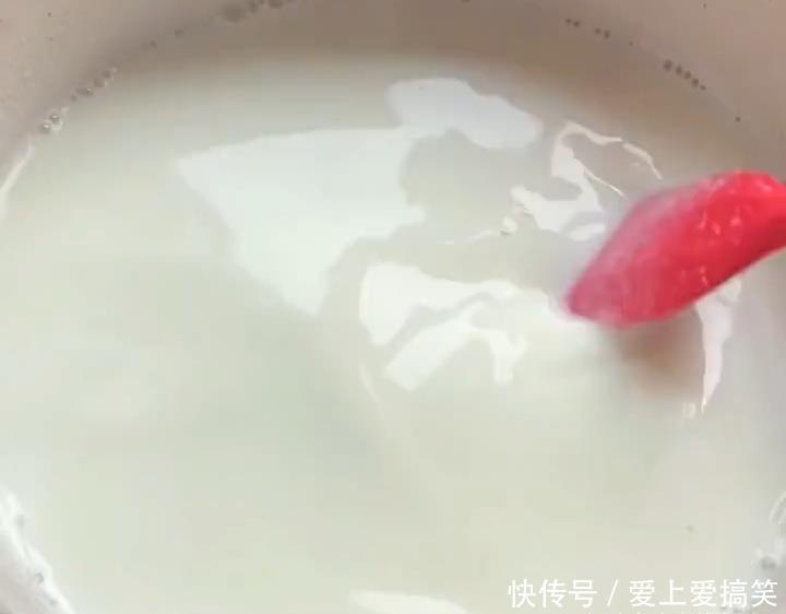 小朋友在家,用草莓,简单几步,轻松做成小吃,香甜爽口,人人爱