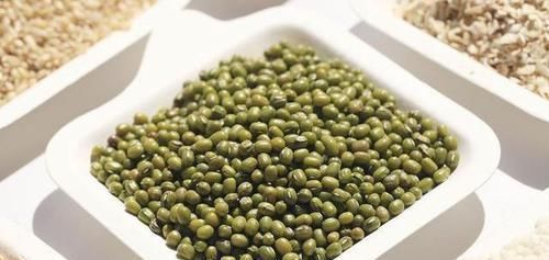 女人查出子宫肌瘤,若贪吃3物,可能会加速肌瘤生长,劝你管住嘴