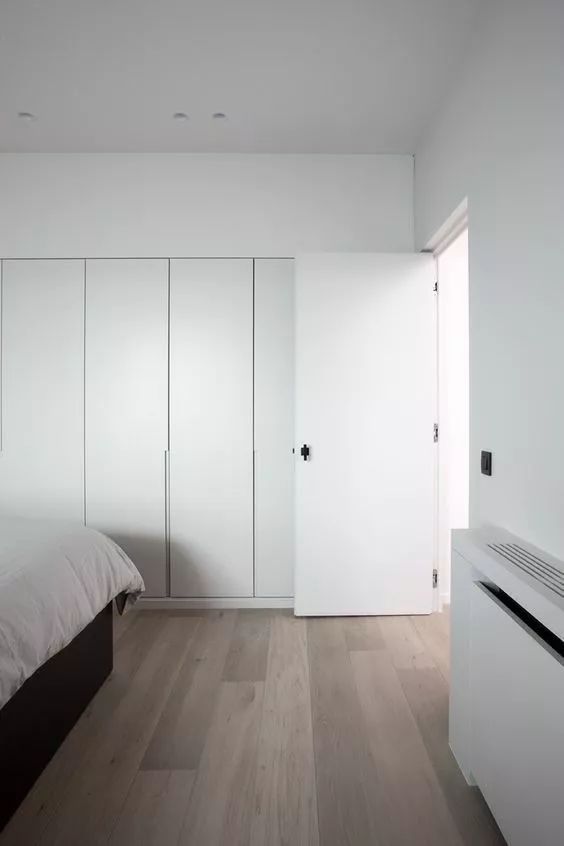 利用率|还在买衣柜现在流行“挖墙”装衣橱!