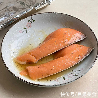 三文鱼排|酸甜可口的柚香烤三文鱼舌尖上的养生美食