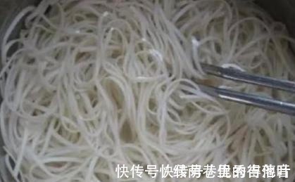 煮面条，水开下锅是大错！大厨透露技巧，面条劲道不起坨，超好吃！