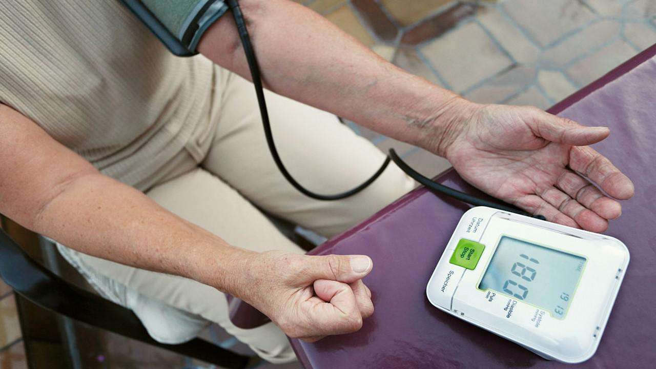 芹菜|行医30年,老中医逢人就说的5个高血压食疗办法,血压高不用怕!