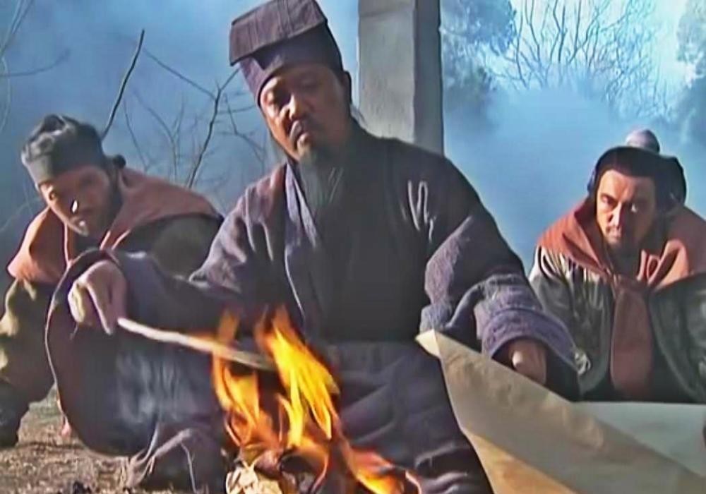 号称|挖坑埋了宋江还想全身而退,吴用号称智多星,出的主意咋这么馊?