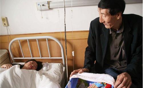 两米高|中国第一巨人娶小28岁妻子,不顾医生劝阻生子,今儿子长大了