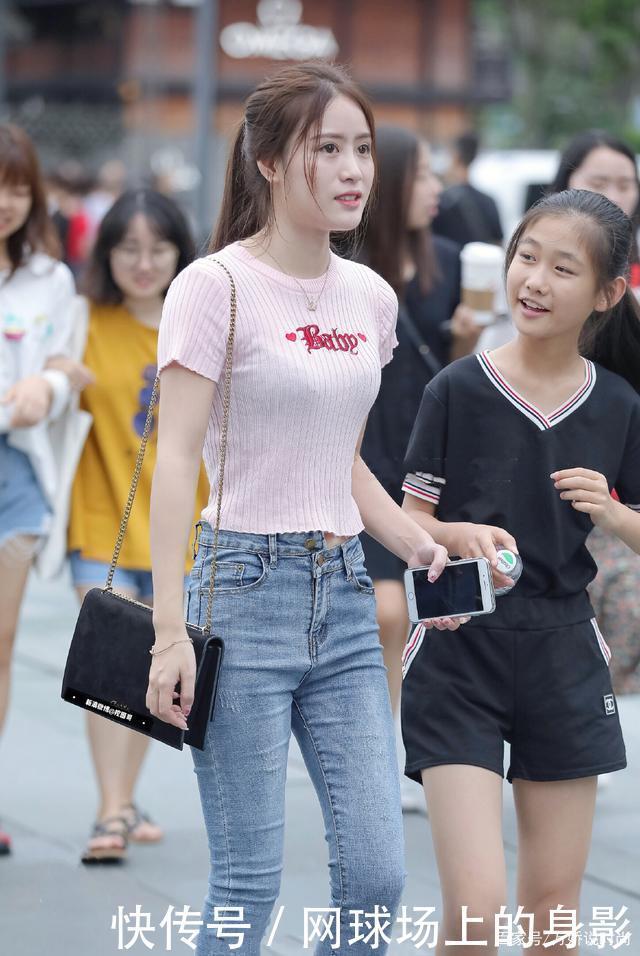 修身|淡蓝色“紧身牛仔裤”搭粉色上衣,别具一格,青春气息十足