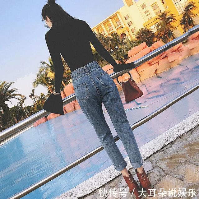 矮个子女人尽量少穿毛衣,入秋穿这“烟管裤”+小白鞋,百搭显瘦