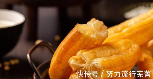 炸油条|炸油条时多放一点它,发酵速度快,油条金黄酥脆,个个空心蓬松!