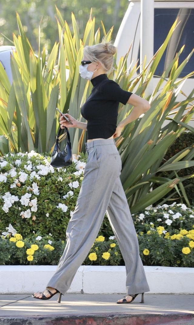 洒脱|夏洛特·麦金尼穿黑上衣搭灰色阔腿裤, 清新洒脱, 皮肤白皙很靓丽!