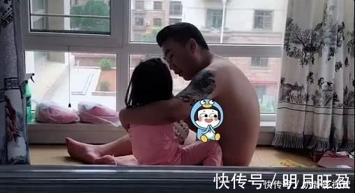 玩耍|“宠娃狂魔奶爸”带小情人玩耍走红,网友:我家怕是有个假爸爸!