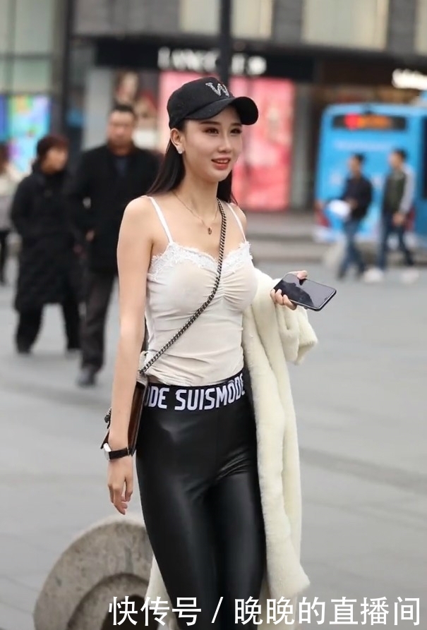 美女真不怕冷,冬天穿背心不算啥,下装的“钢筋裤”都要结冰了!