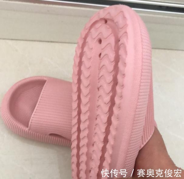 阿迪|建议:别再穿耐克拖鞋,这双国产拖鞋,便宜又舒服,太可了!