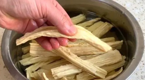 干腐竹别用冷水泡，水里多加2样，10分钟泡发，柔软有嚼劲，好吃