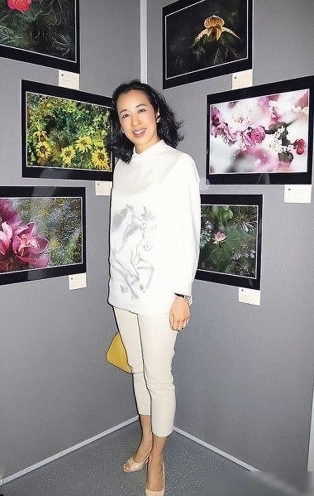 朱玲玲换发型苍老不少,无刘海修饰额头光秃,但穿搭素雅气质醉人