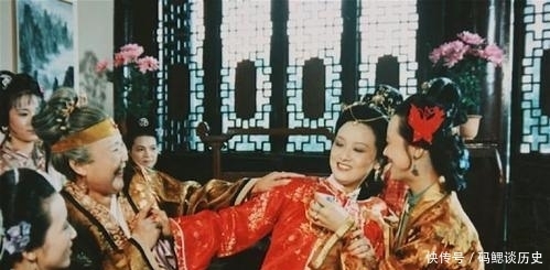 拍马屁|同是拍马屁讨好儿,贾母为何更喜欢王熙凤,却对薛宝钗很无感?