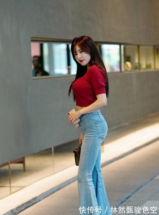 不知道贵妇风是什么？喇叭裤加上红色高跟鞋，这18cm是真的出众