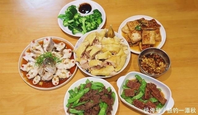 家有老有小的晚餐,在朋友圈走红了,花钱少,吃得好,从不点外卖