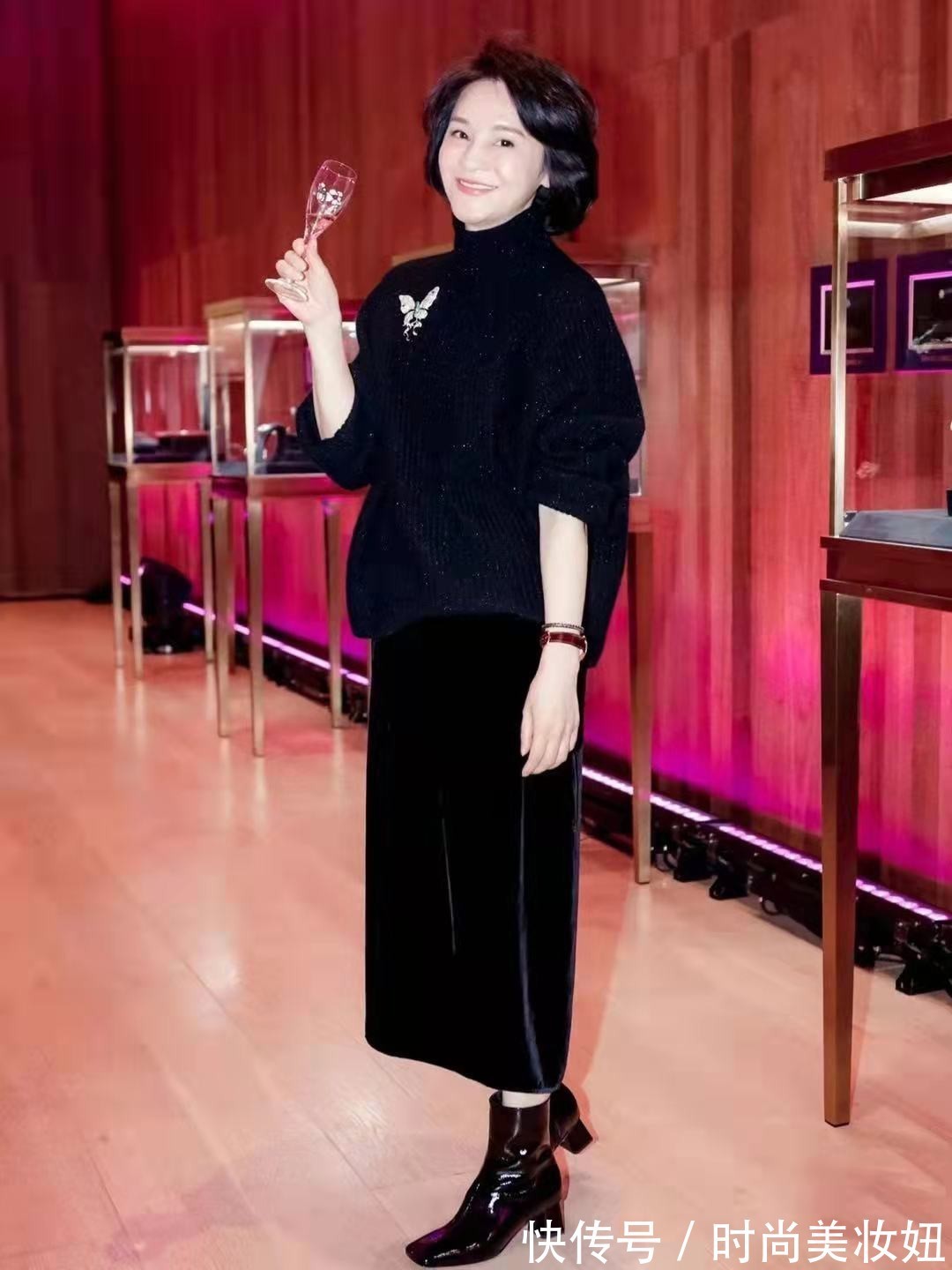 连衣裙|50岁女人穿搭要“贵气”,不信你看她,靠穿搭赢得体面又优雅