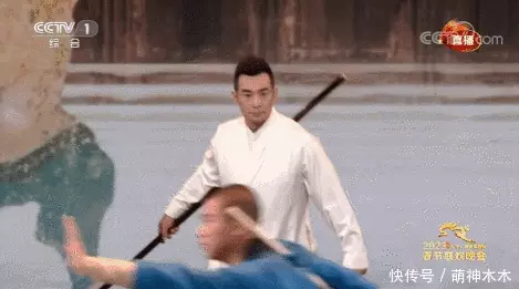 春晚出圈画面!撒贝宁再现错位图,张若昀台下吃烧鸡,邓超嗨翻天。