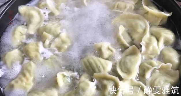 小简|包芹菜饺子，有人焯水，有人直接包大厨都不对，教你正确做法