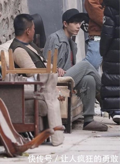 明星错位照肖战穿毛裤,何炅长出尾巴,看到周震南不解释下!