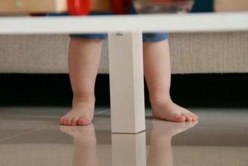 孩子|宝宝喜欢光脚丫,要不要管?儿科医生给出建议,父母要谨记