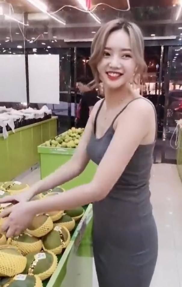 超市里穿搭小吊带裙的小姐姐,干净形象让她人群中脱颖而出