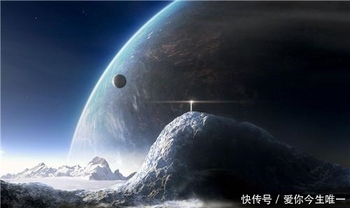 太阳系 距地3亿公里的星球上出现一个机器人，不定时向地球发送信息