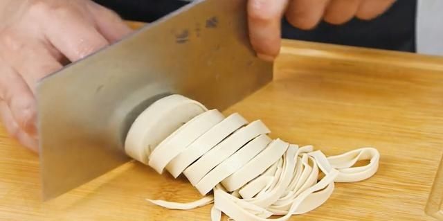 鲜香|凉拌豆皮,很多人调料第一步就做错了,跟大厨这样做,软嫩又鲜香