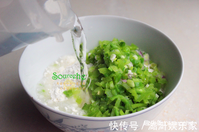 平底锅|此面食不用揉面,煎得香喷喷,外焦里软,一口一块,停不下来