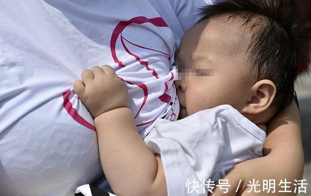 宝宝|宝宝吃母乳时三心二意,小动作还多?宝妈别生气,是他到了厌奶期