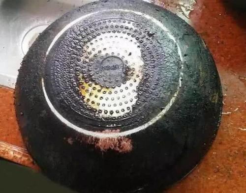 焕然一新|菜锅用久了，锅底黑垢厚又脏！只需1招，黑垢一擦就掉，焕然一新