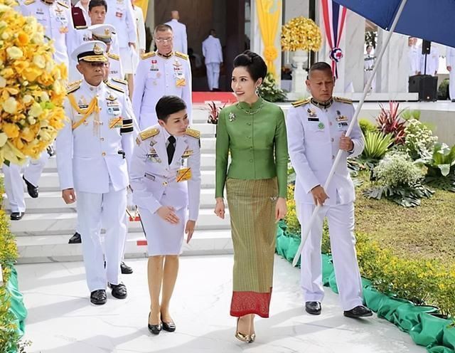 苏提达@泰王又给诗妮娜作新画示爱暗示“一家四口”生活苏提达好憋屈