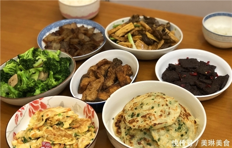  周日在亲戚家聚餐，亲戚做了六款客家菜，大家吃得尽兴又满足