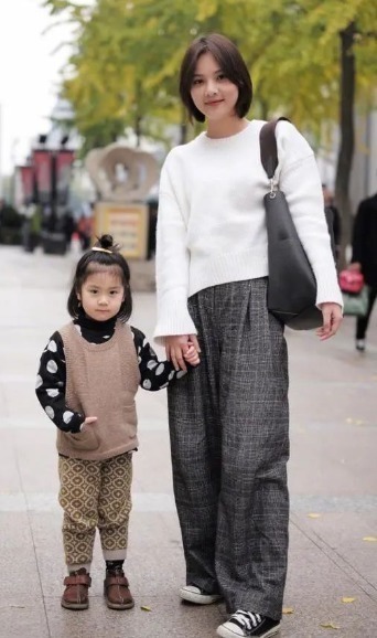 女人当妈后,别总用大衣配打底裤,学下面辣妈这样穿,减龄显气质