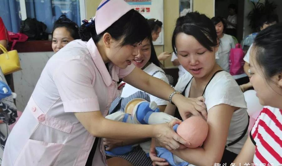 母乳|宝宝喝母乳经常“躺喂”?殊不知娃深受其害,新手父母更要注意