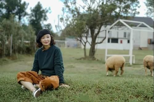 40岁以上的女人学“别人家的妈妈”穿搭,简约气质,减龄有品位!