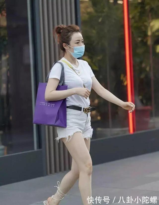 紧身|白T恤配高腰短裤,大气端庄,时尚优雅