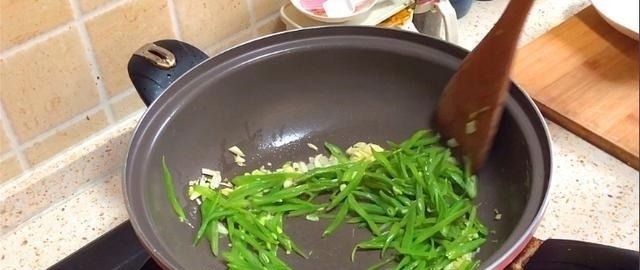 焯水|此菜1年4季都很贵，补钙比牛奶更强，再贵我家每周也要吃4次