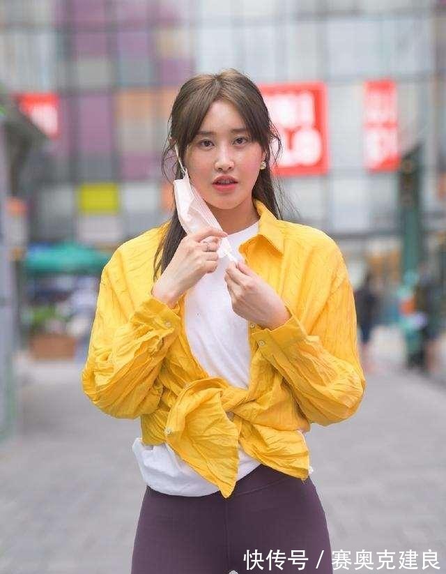 半筒靴|深蓝色牛仔打底裤搭银色单鞋，穿出潮流的街头风，有女性的俏皮感
