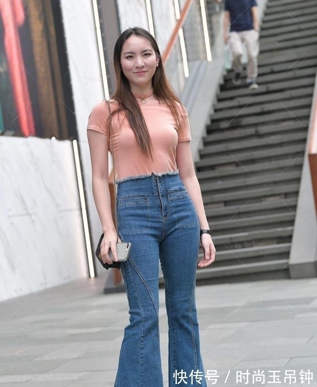 微喇 夏日别样穿搭,时尚高腰牛仔,穿出不一样的你