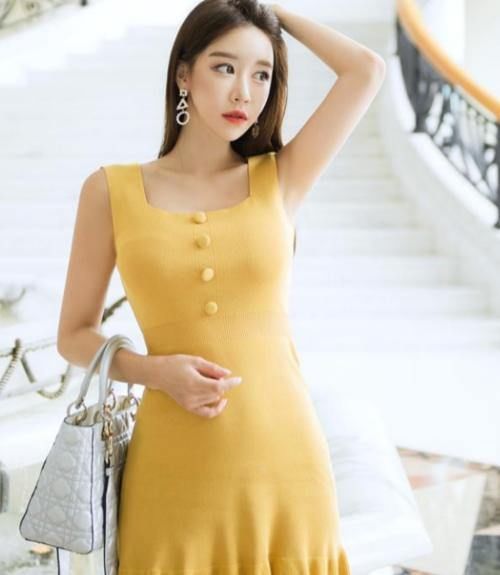 美女穿搭:小姐姐爱穿短款连衣裙,勾勒前凸后翘好身材,设计打造动人曲线