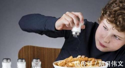 婴幼儿|孩子啥时候可以开始吃盐?是否越晚越好?儿科医生:家长都做错了