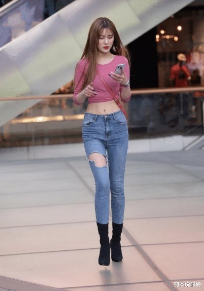 出门太着急,裤腿不小心被“铁钉”挂到了,美女这下真的出丑出大了